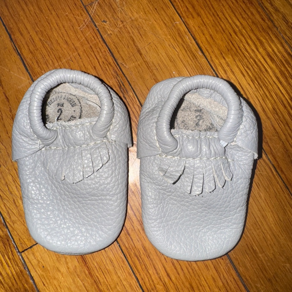 Freshly Picked, Leather Moccasin Soft Sole Baby Shoe, Light Gray, 6-12 mo